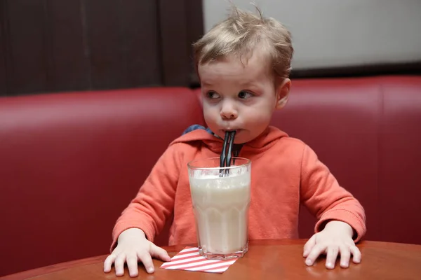 Kid milkshake drinken — Stockfoto