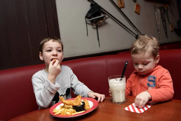 Twee broers ontbijten — Stockfoto