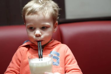 Çocuğa içki muzlu süt