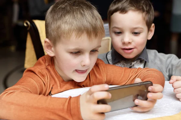 Jungen spielen im Smartphone — Stockfoto