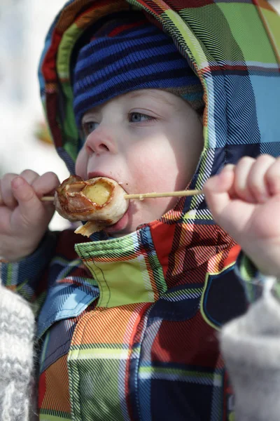 Kid bijten gegrilde aardappel — Stockfoto