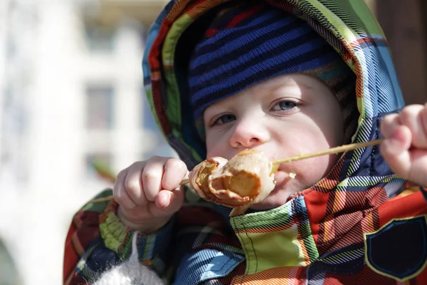 Dziecko jedzenie grillowanych ziemniaków — Zdjęcie stockowe