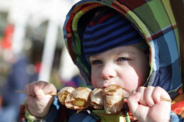 Izgara patates ısırma çocuk