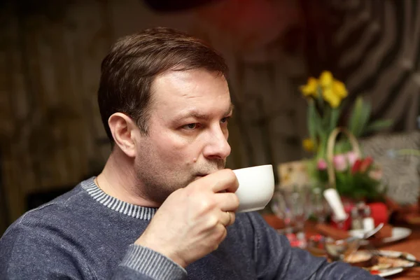 Man has tea — Stock Photo, Image