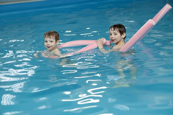 Brothers in swimming pool — Stock Photo, Image