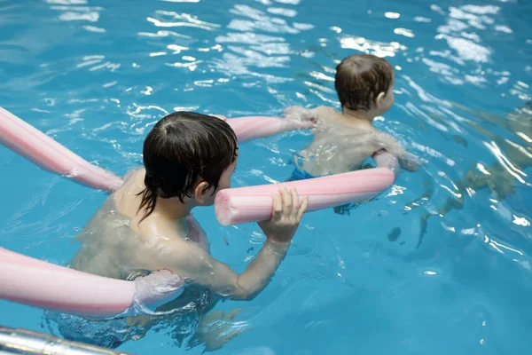 Niños jugando en la piscina —  Fotos de Stock