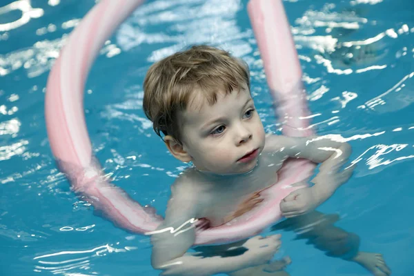 Dziecko z makaronem basen — Zdjęcie stockowe