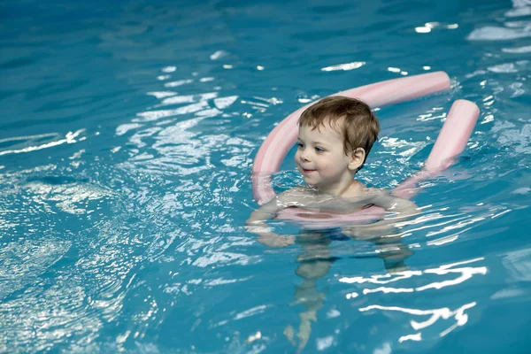 Szczęśliwy chłopiec za pomocą noodles basen — Zdjęcie stockowe