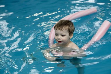 Mutlu çocuk havuzu noodles kullanarak