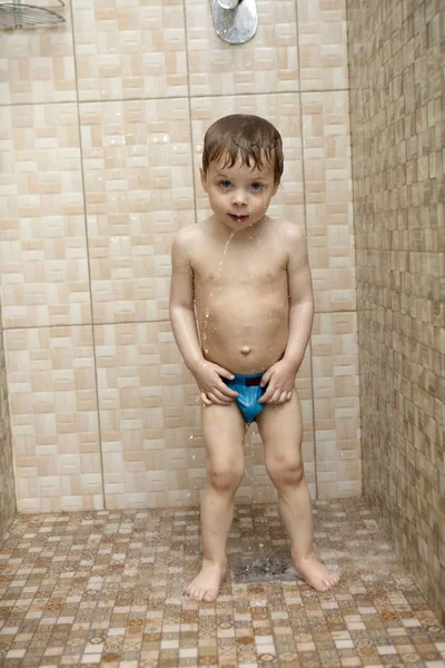 Criança toma banho — Fotografia de Stock