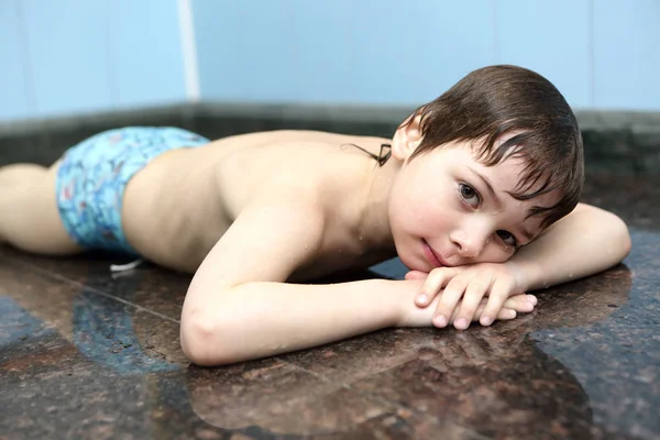 Enfant se reposant dans le bain turc — Photo