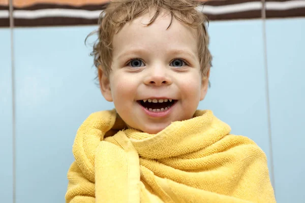 Glücklicher Junge in Handtuch gehüllt — Stockfoto