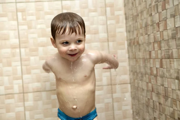 Lyckligt barn tar en dusch — Stockfoto