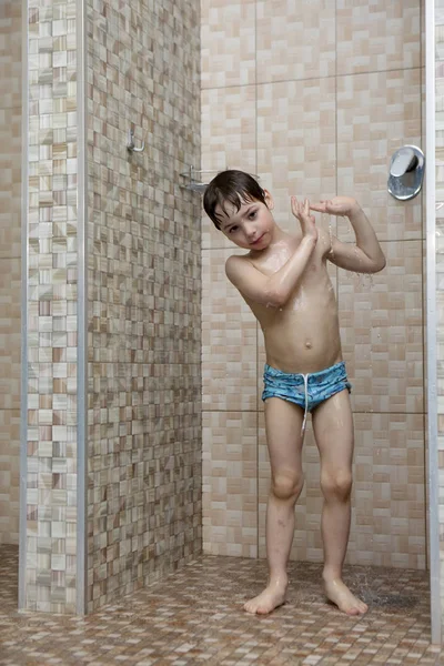 Töprengő gyermek veszi egy zuhany — Stock Fotó