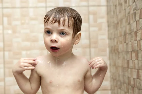Meglepett fiú vesz egy zuhany — Stock Fotó
