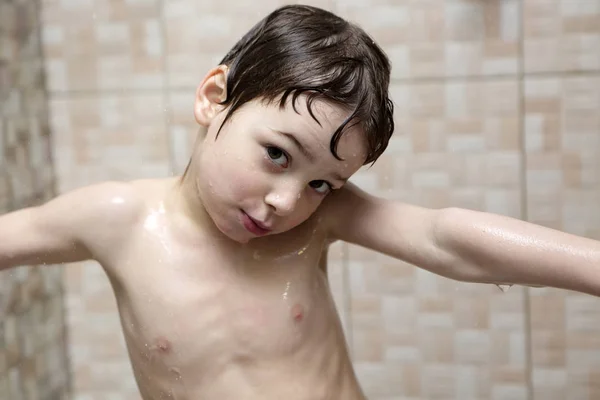 Fundersam pojke tar dusch — Stockfoto