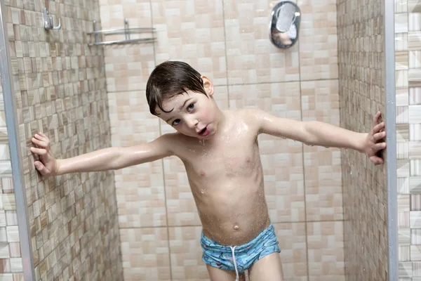 Töprengő gyerek vesz egy zuhany — Stock Fotó