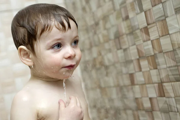 Niño sorprendido toma una ducha —  Fotos de Stock