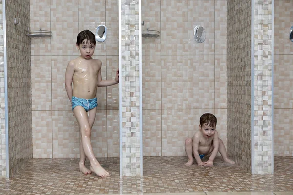 Deux enfants prennent une douche — Photo