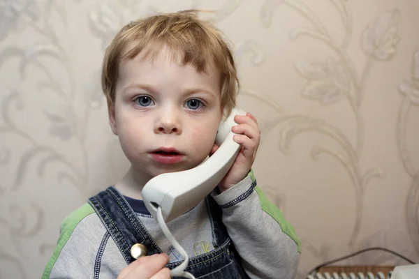 Αγόρι εκμετάλλευση τηλέφωνο — Φωτογραφία Αρχείου