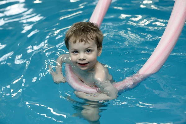 Dziecko za pomocą noodles basen — Zdjęcie stockowe