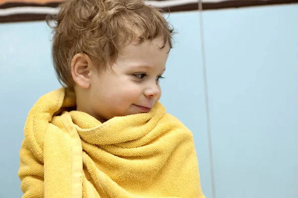 Niño envuelto en toalla — Foto de Stock