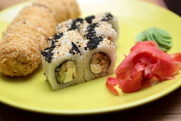 Teller mit Sushi — Stockfoto