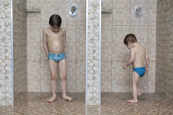 Deux frères prennent une douche — Photo