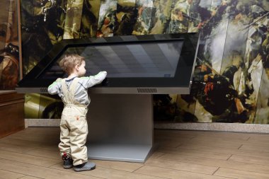 dokunmatik ekran ile oynayan çocuk