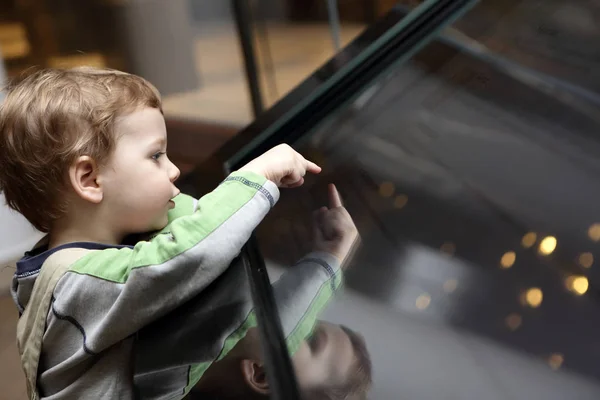 Ragazzo che gioca con touch screen — Foto Stock