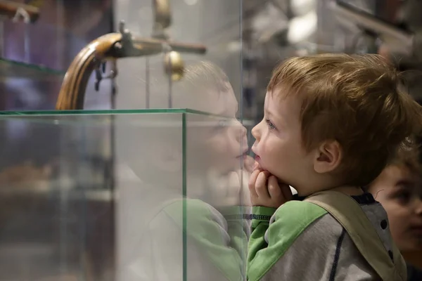 Copilul în muzeu — Fotografie, imagine de stoc
