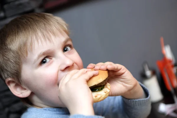 Burger morso bambino — Foto Stock