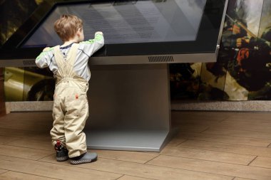 Dokunmatik ekran öğrenme çocuk