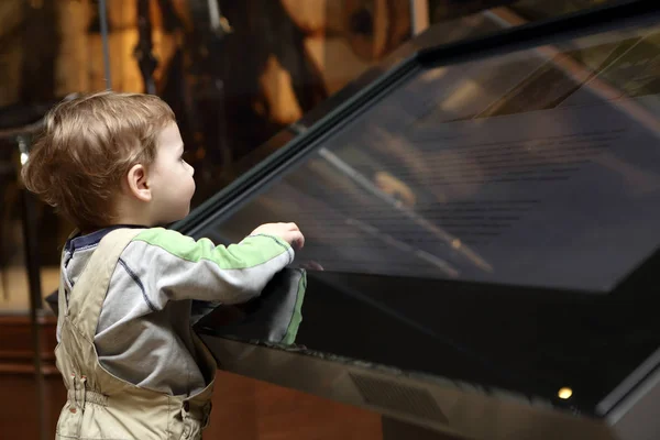 Мальчик учится сенсорному экрану — стоковое фото