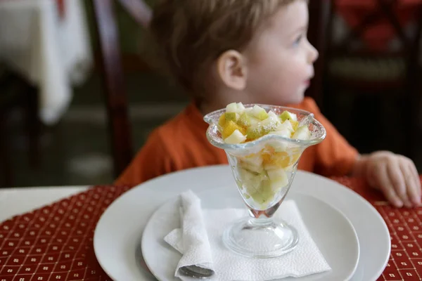 Criança tem salada de frutas — Fotografia de Stock
