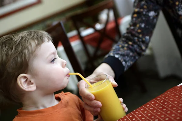Niño bebiendo jugo de naranja — Foto de Stock