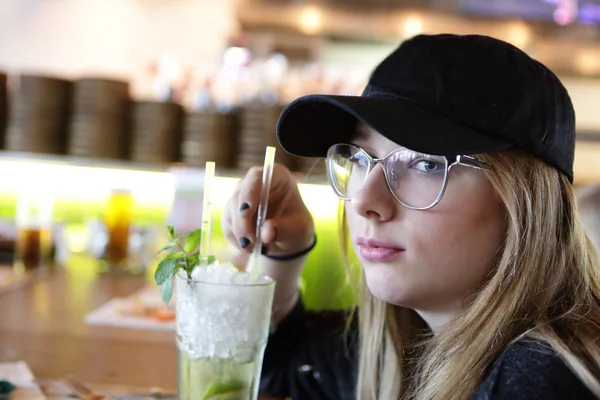 Teen drinking mojito — Stock Photo, Image