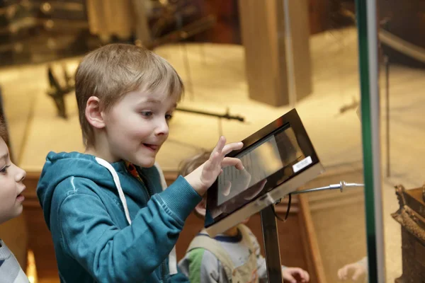 Ребёнок с сенсорным экраном — стоковое фото