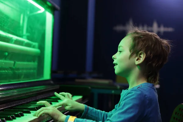 Kind spielt auf Unterhaltungsmusik-Piano — Stockfoto