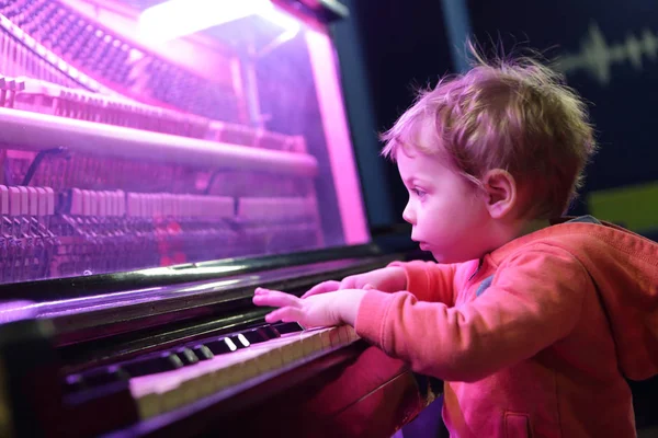 Niño tocando en el piano de música ligera —  Fotos de Stock