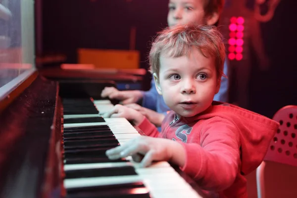 Děti si hrají na hudební piano — Stock fotografie