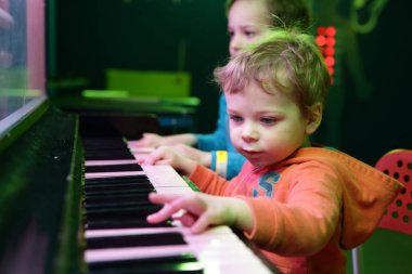 Hafif müzik piyano kardeşler