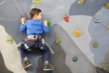 Çocuk duvar tırmanma üzerinde