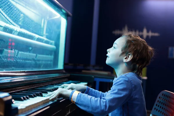Мальчик играет на фортепиано — стоковое фото
