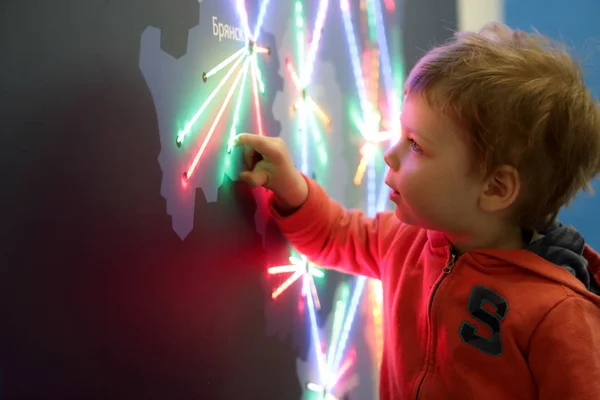 Zvědavost dítěte dotýká zářící mapa — Stock fotografie