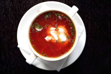 Borsch ekşi krema ile