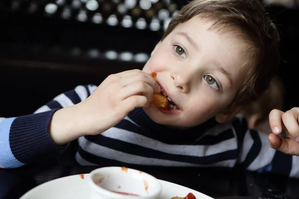 Criança comendo nugget de frango — Fotografia de Stock