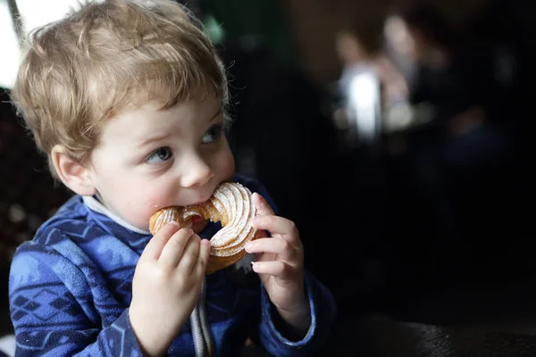 Dziecko jedzenie twaróg pierścienia tort — Zdjęcie stockowe