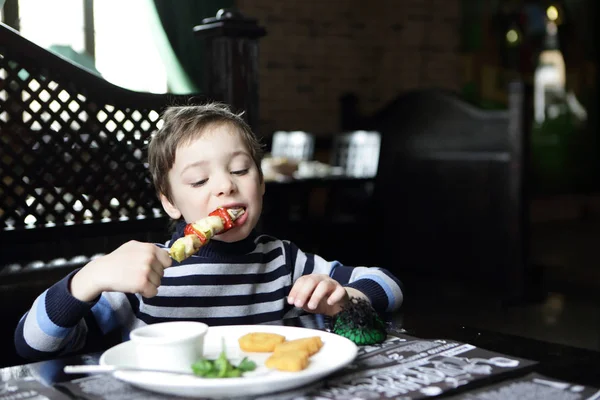 Criança comendo kebab — Fotografia de Stock