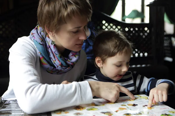 Mãe e seu filho no restaurante — Fotografia de Stock